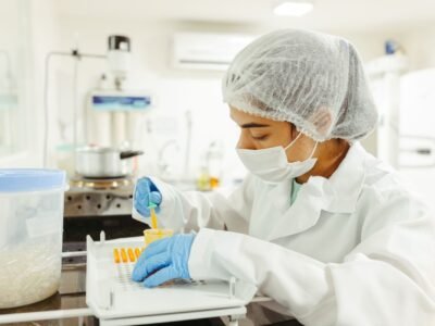 Científico con equipo de protección en laboratorio