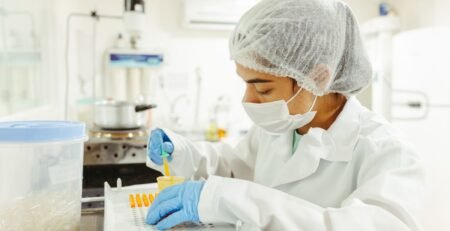 Científico con equipo de protección en laboratorio