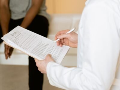 Profesional de salud revisando expediente médico