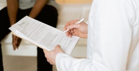 Profesional de salud revisando expediente médico